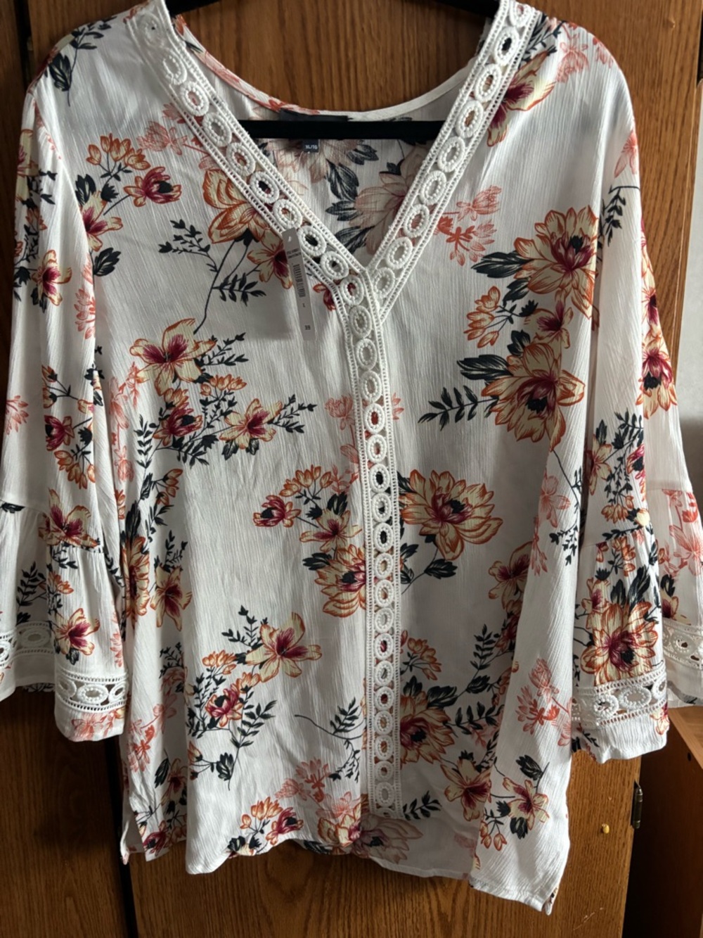 Women’s White Floral V-Neck Blouse with Lace Trim